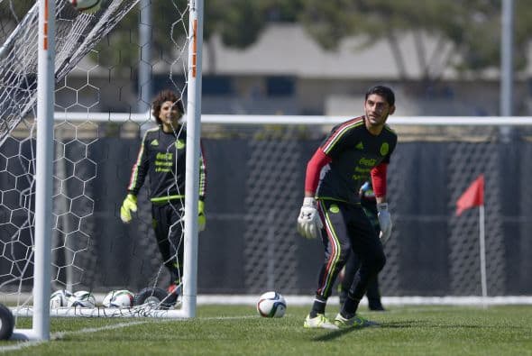 José de Jesús Corona fue el elegido para iniciar el juego contra Ecuador. El veterano arquero, a estas alturas, no necesita probarle a nadie su calidad. Sólo resta saber si será el elegido para ir a la Copa Oro, como así parece, o si asistirá a la Copa América.