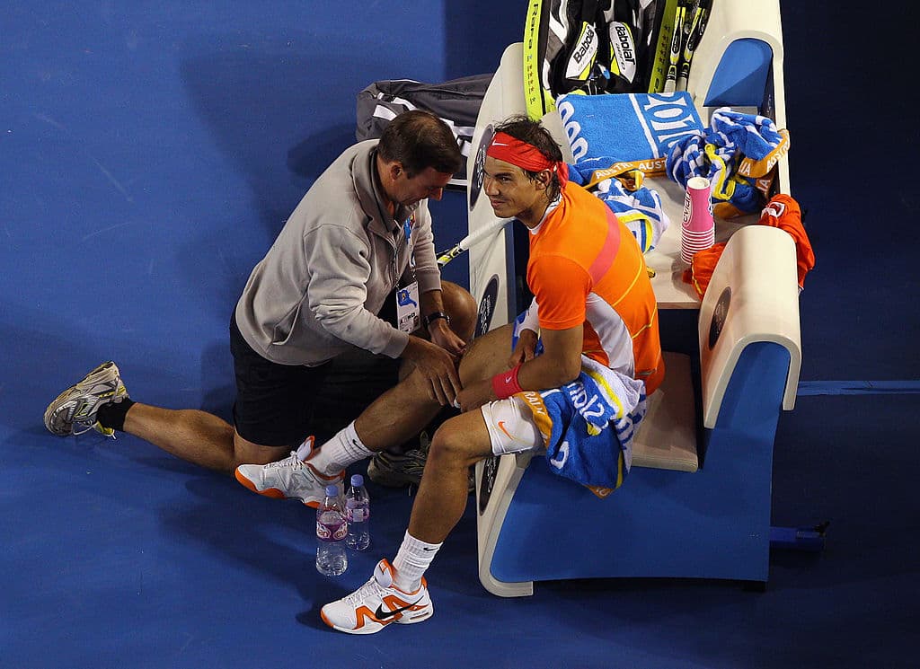 La rodilla derecha le hizo pasar un mal momento a Nadal en el juego en superficie dura.