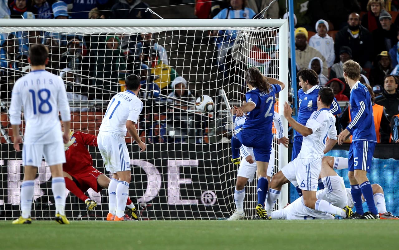 En el último partido de la fase de grupos, Martín Demichelis marcó el camino del triunfo ante Grecia.