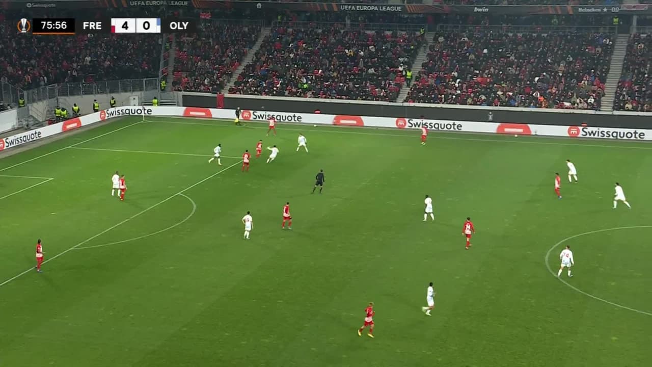 ¡GOL!  anota para Sport-Club Freiburg. Ritsu Doan