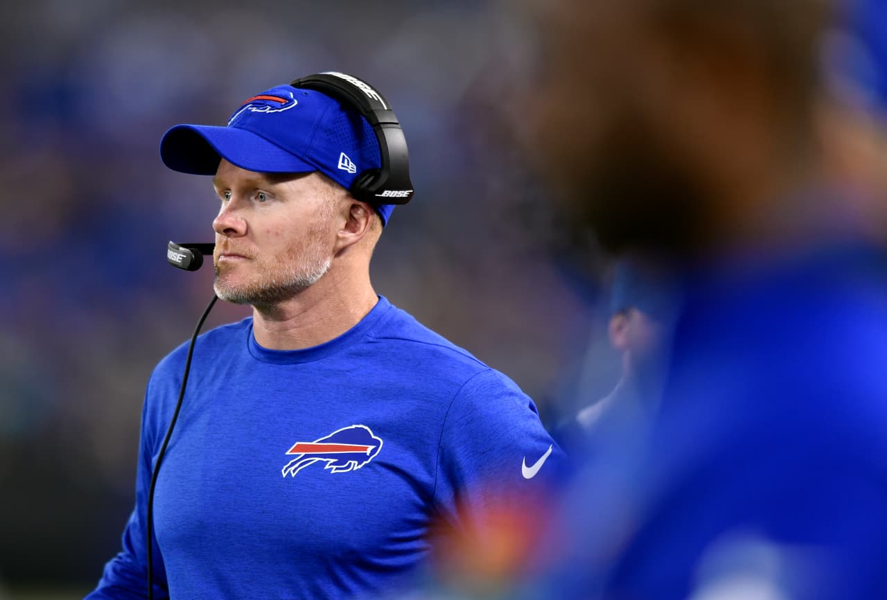 <i>Head Coach</i>: SEAN McDERMOTT
<br>En Carolina vivió su época más exitosa como entrenador pues logró formar una de las defensivas más respetables y llegó al Super Bowl 50 hace apenas dos años.