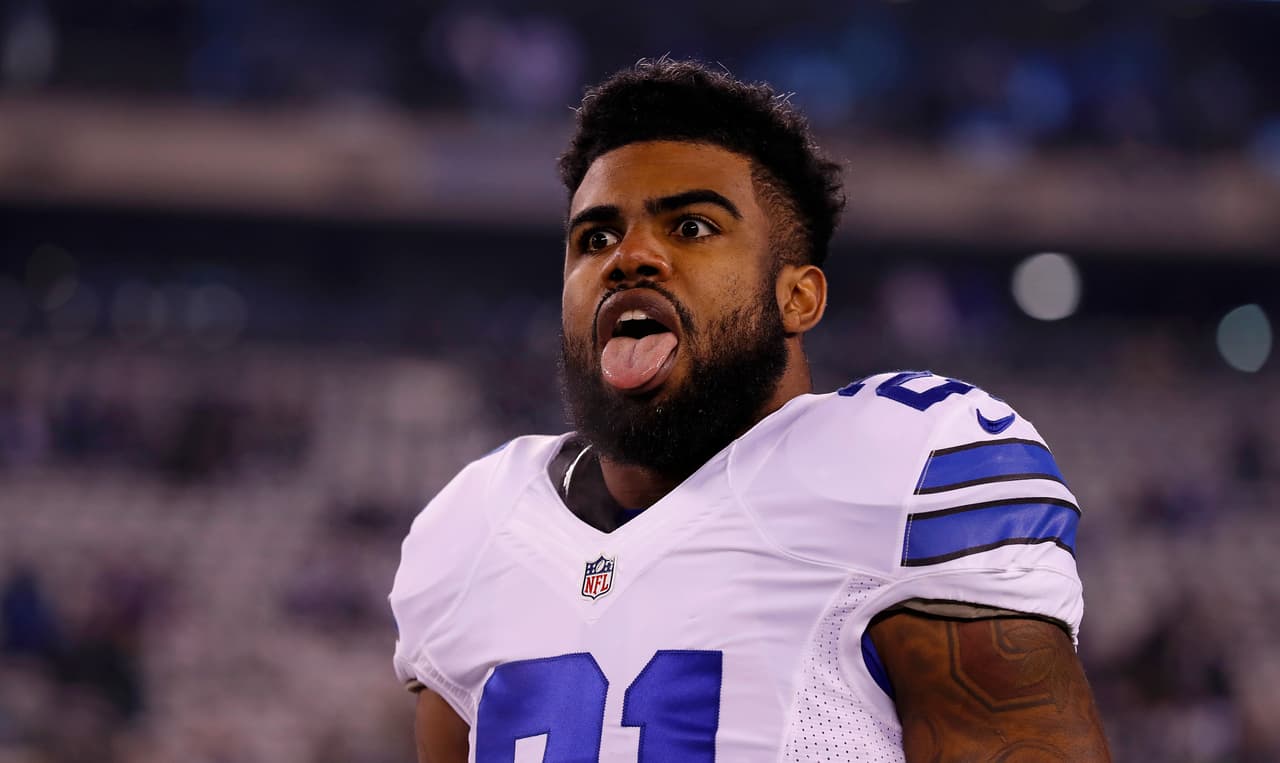 Dallas Cowboys rookie running back Ezekiel Elliott (21) sticks his tongue out prior to an NFL football game against the New York Giants on Sunday, Dec. 11, 2016 in East Rutherford, N.J. (Aaron M. Sprecher via AP)