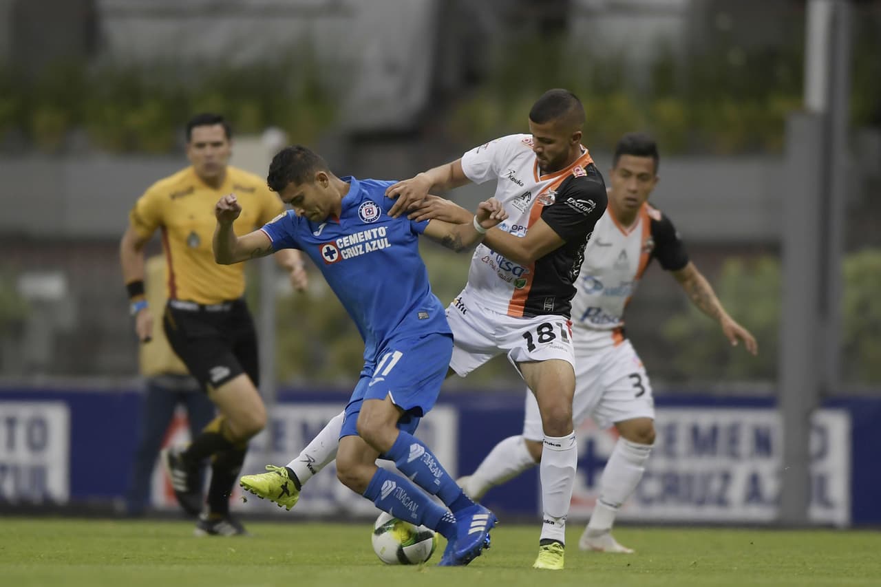 Pero La Máquina se estabilizó y buscó poner orden en la casa en el mismo primer tiempo gracias a la recuperación de la pelota y una buena circulación buscando la puerta rival.