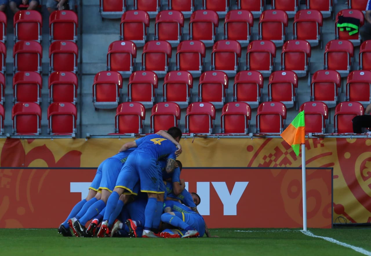 Los goles de Danilyo Sikan (23' y 45'+1) y Denys Povov (41') le dieron un cómodo 3-0 a favor a los ucranianos al término del primer tiempo.