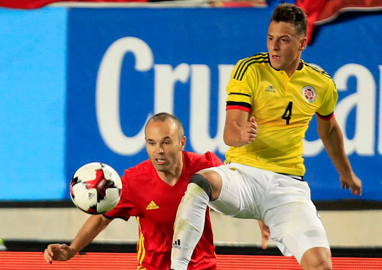 Con Andrés Iniesta en cancha, España tuvo la iniciativa en el control del balón en el principio del partido.