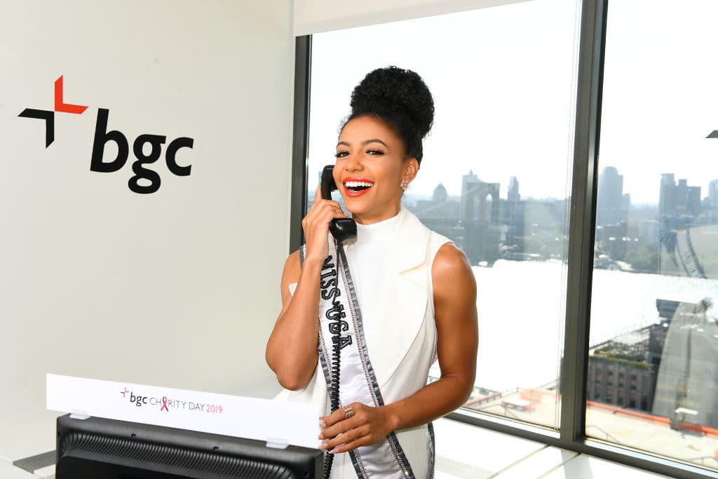 Kryst también trabajó como corresponsal del programa de noticias de entretenimiento "Extra".