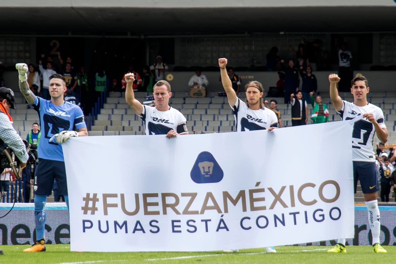 Antes del partido, los jugadores universitarios mostraron una manta en apoyo a las víctimas del reciente terremoto que azotó a México.