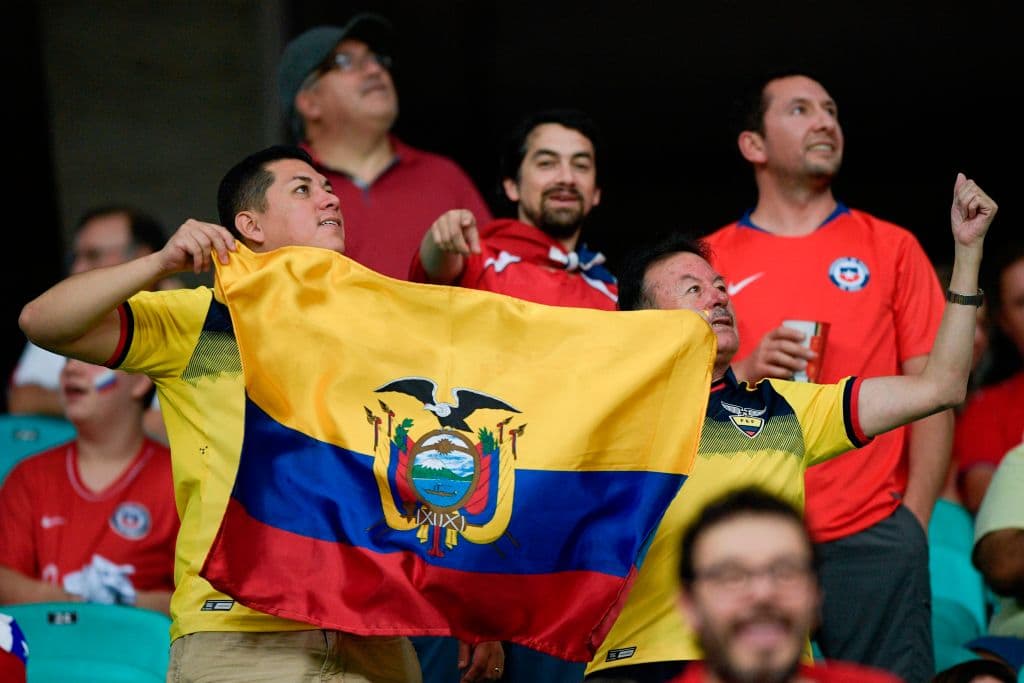Los fanáticos ecuatorianos apoyan a su equipo en el partido contra la selección chilena por el Grupo C de la Copa América en la Arena Fonte Nova de Salvador.