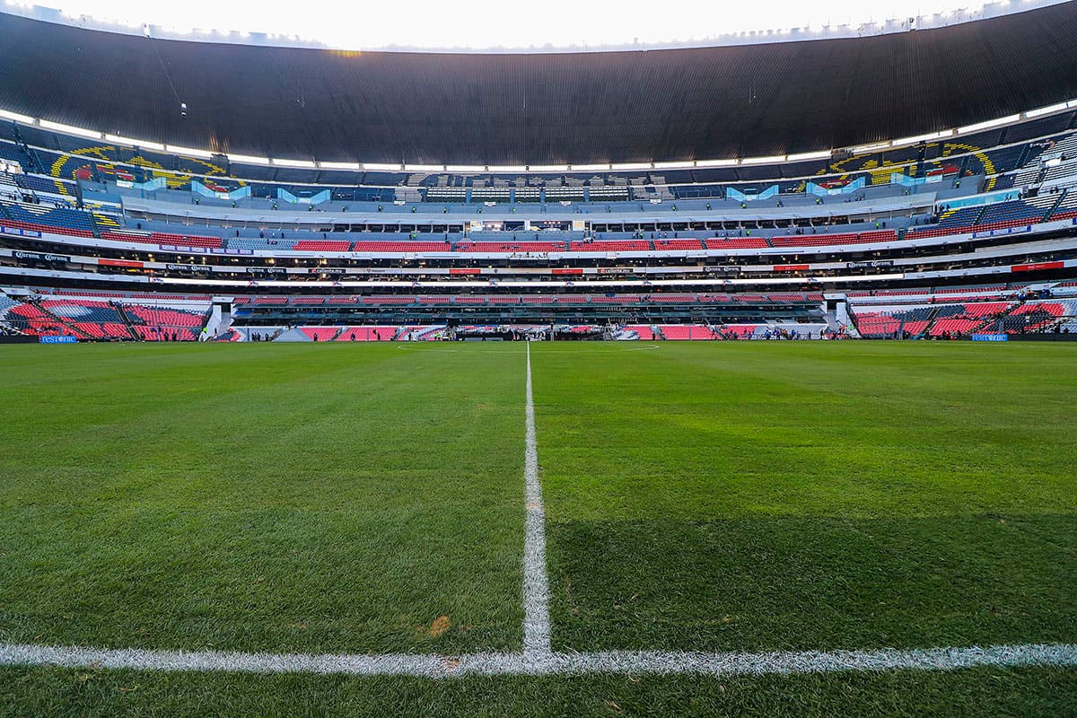 Previo al juego de Liguilla entre Cruz Azul y Querétaro se evidencia la mejoría en el terreno del Estadio Azteca.