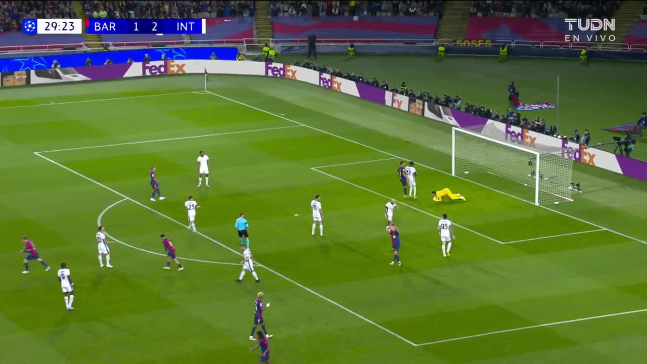 ¡TIRO ATAJADO! disparo por Dani Olmo.