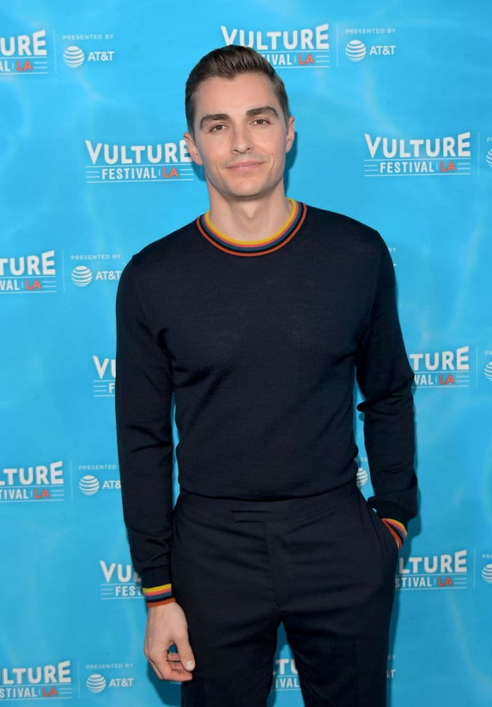 La pareja de treintañeros está convencida de que ha adquirido el aplomo necesario para la vida de adultos, pero estos ex juerguistas van a enfrentarse a un reto inesperado. Cuando Mac y Kelly descubren que sus nuevos vecinos son los miembros de la fraternidad Delta Psi Beta, con el carismático presidente Teddy Sanders a la cabeza, intentan estar a la altura de la situación y parecer más colegas que adultos.
<br>