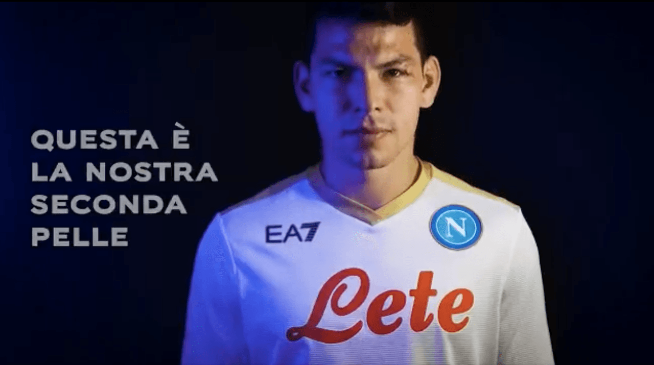 Con el Chucky de modelo, el Napoli presentó sus playeras de Giorgio Armani