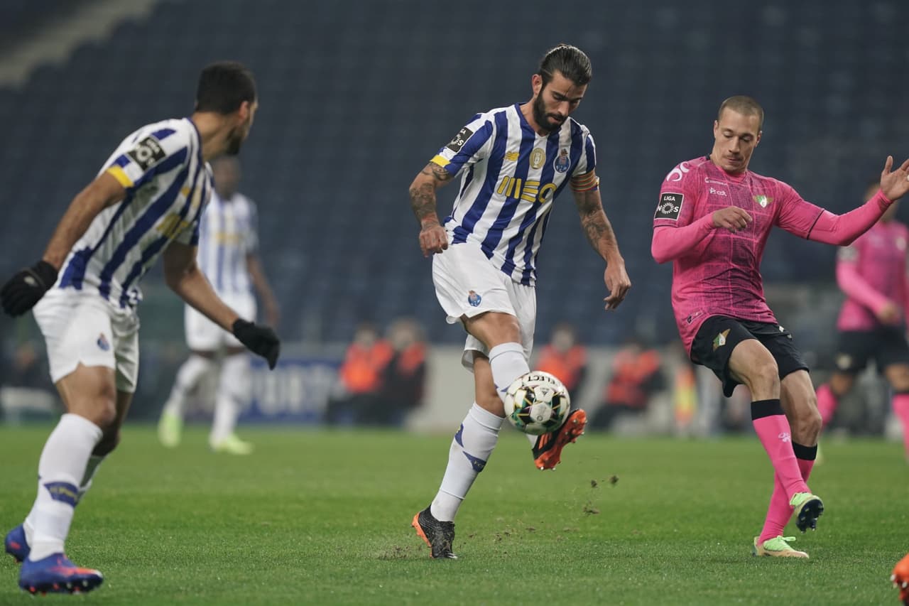 Con goles de Sérgio Oliveira, Toni Martínez y Evanilson, Porto gana y toma el subliderato momentáneo de la Primeira Liga.