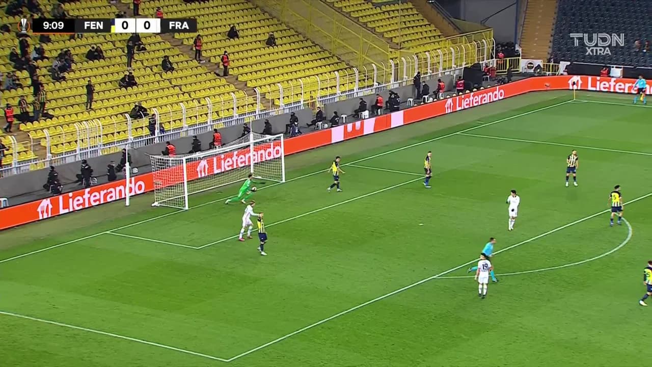 ¡TIRO ATAJADO! disparo por Daichi Kamada.