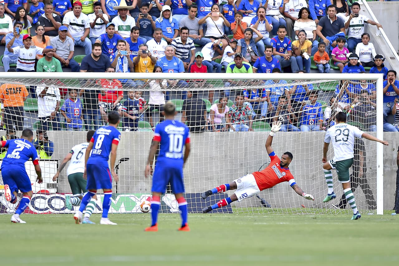 Sin embargo, Ronaldo Cisneros no quería que fuera tan fácil y al minuto 7 del primer tiempo puso la igualdad para Zacatepec.