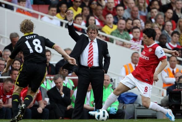 El estratega de los visitantes, Kenny Dalglish, le pedía mayor entrega a sus dirigidos.