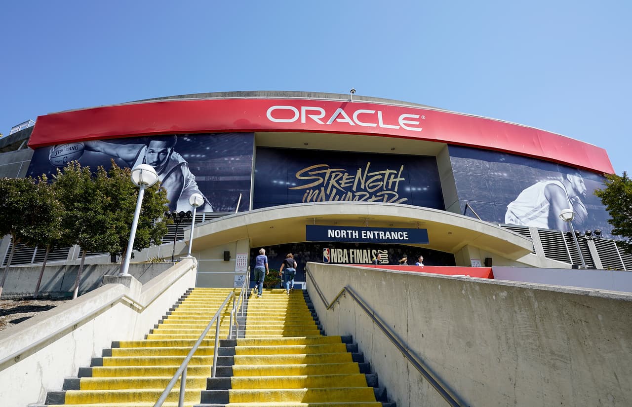 Oracle Arena vivió su última jornada NBA y muchos aficionados, entendiendo que así sería, acudieron al llamado para despedir una casa que no volverá. Algunos dejaron sus firmas, sus recuerdos, su agradecimiento, y se llevan y atesoran los recuerdos para el resto de sus vidas por los éxitos y los buenos momentos que los Warriors les hicieron vivir ahí.