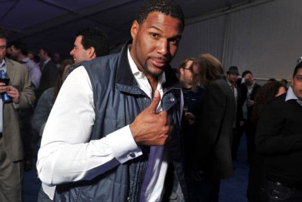 Michael Strahan, muy lejos de su rol de hace cuatro años, cuando se preparaba con Giants para medirse a Patriots.