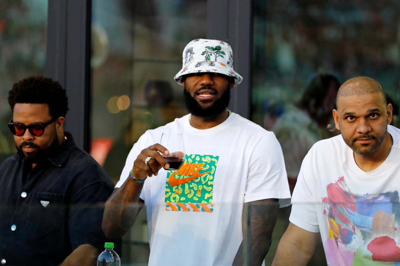 LeBron James fue de los primeros VIPs en ser detectados en el estadio de Fort Lauderdale.