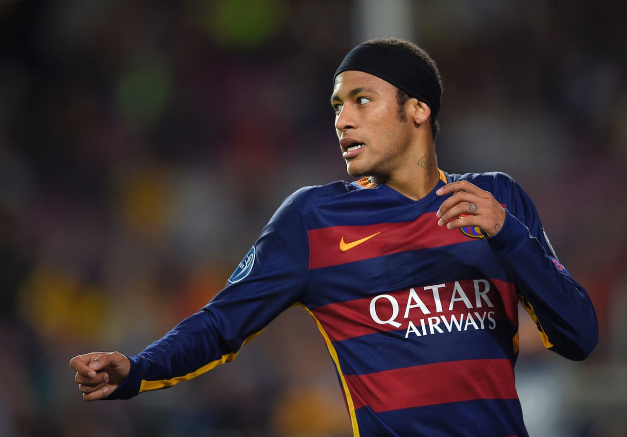 Precisamente para el Mundial de Clubes de 2015 se presentó con una banda en la cabeza, en un estilo muy urbano en cancha a pesar de su cabello corto.