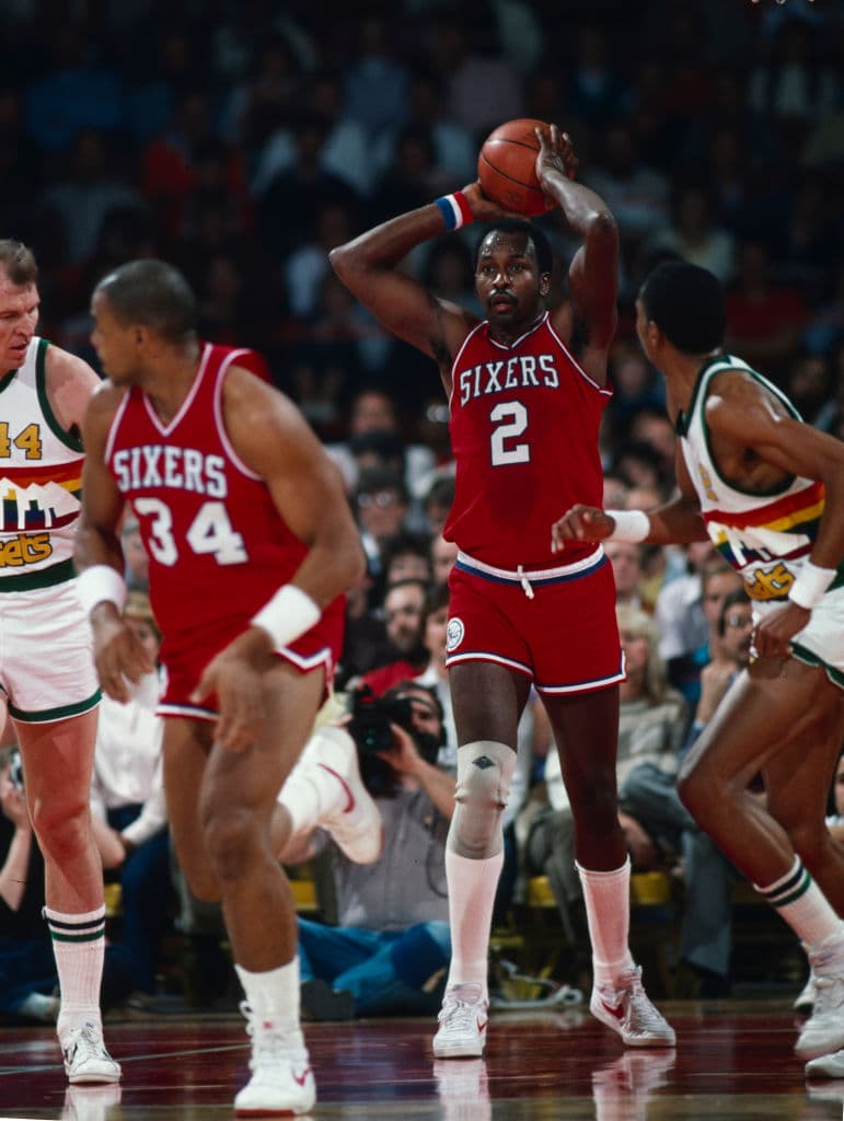 Los Nike Air Force 1 salieron al mercado en 1982 y grandes basquetbolistas como Moses Malone brillaron con ellos.