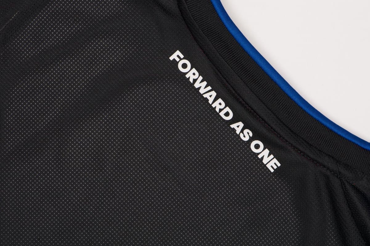 'Forward As One' ('Adelante Como Uno') es la frase motivacional que aparece en la parte trasera de la camiseta.