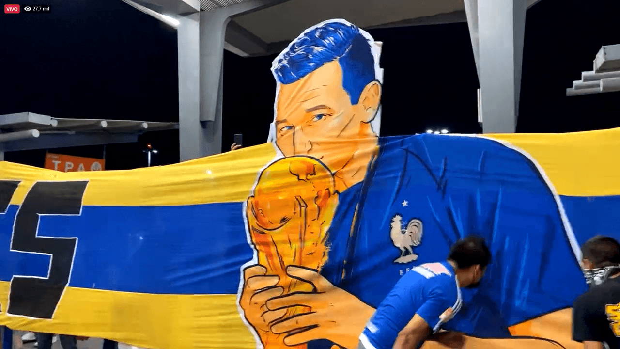 Manta de Florian Thauvin en aeropuerto de Monterrey.