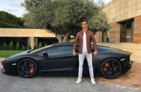 Cristiano Ronaldo compartió en redes sociales una imagen junto a su nuevo automóvil, pero los usuarios poca atención le prestaron a su nueva adquisición y aprovecharon para burlarse de su pose frente a la cámara con memes llenos de humor en situaciones hilarantes.