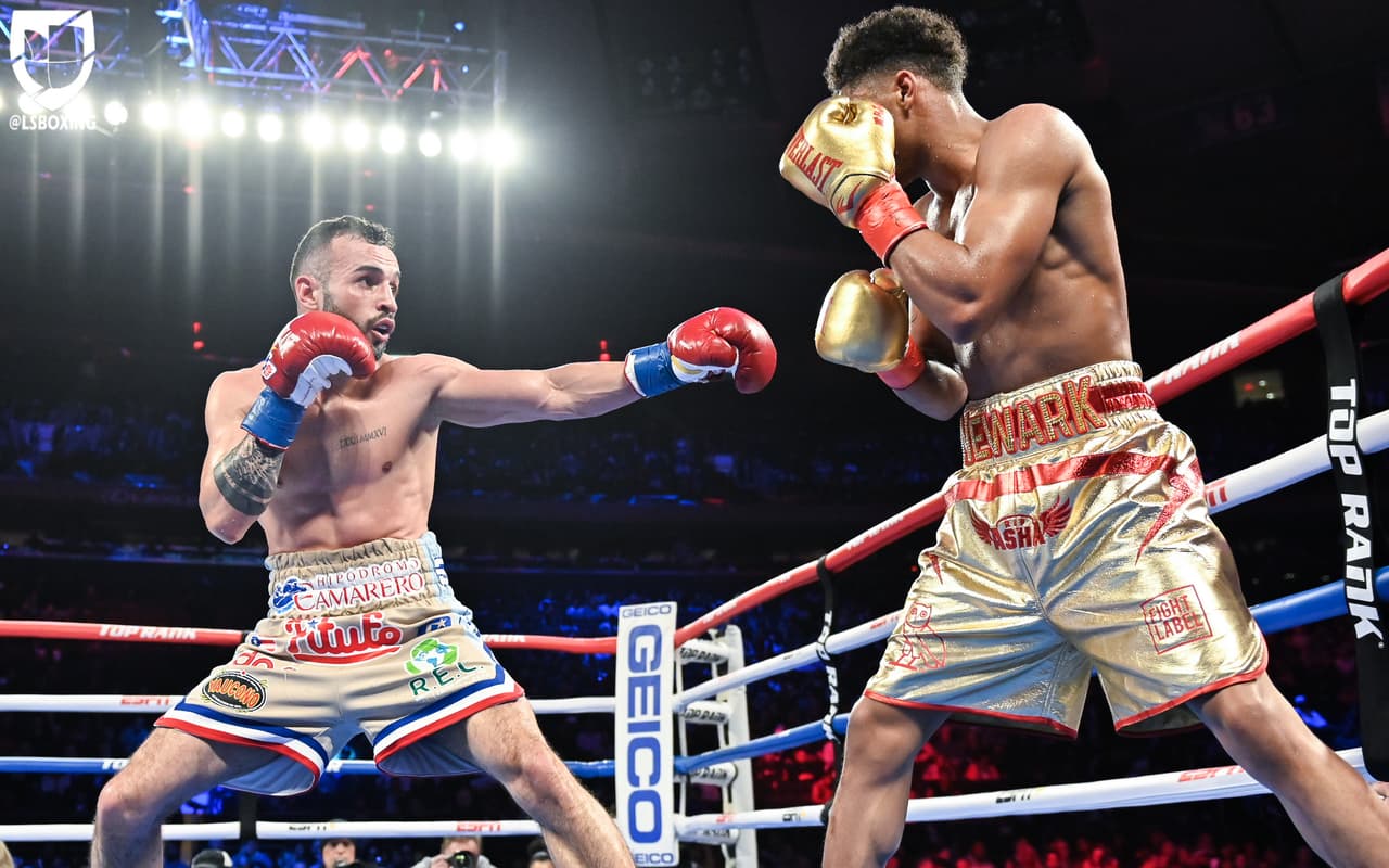 Shakur Stevenson, la sensación estadounidense, superó ampliamente a Christopher 'Pitufo' Díaz vía decisión unánime. Tras la victoria, Stevenson fue abucheado y sentenció que es el mejor peleador en las 126 libras.