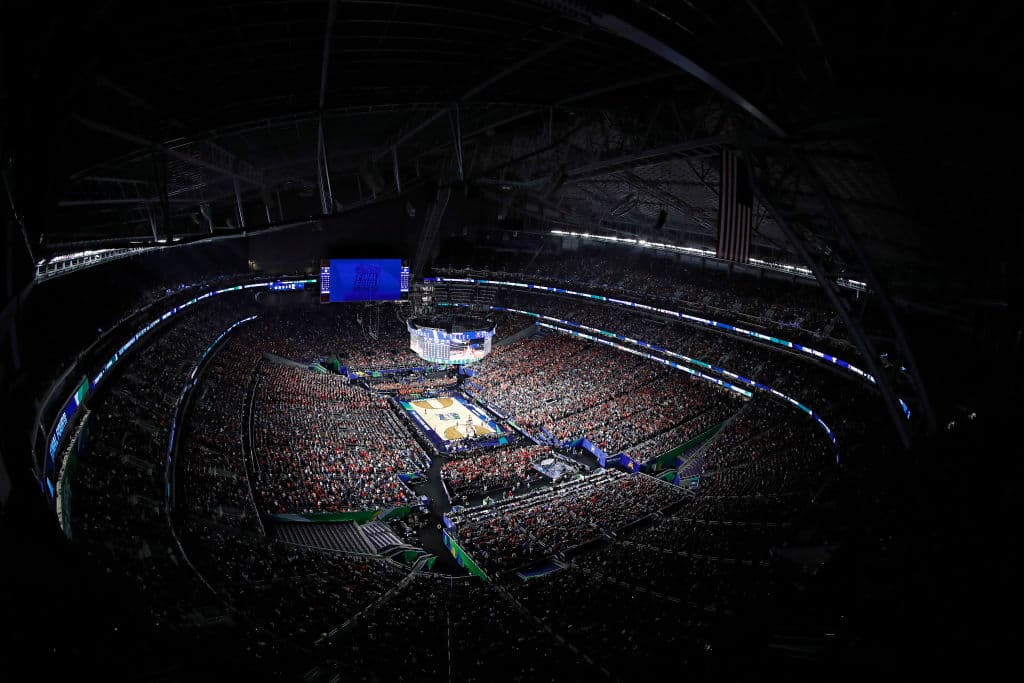 Una panorámica general de la casa de los Minnesota Vikings, el US Bank Stadium, cuando el partido se iba al descanso. Impresionante toma.