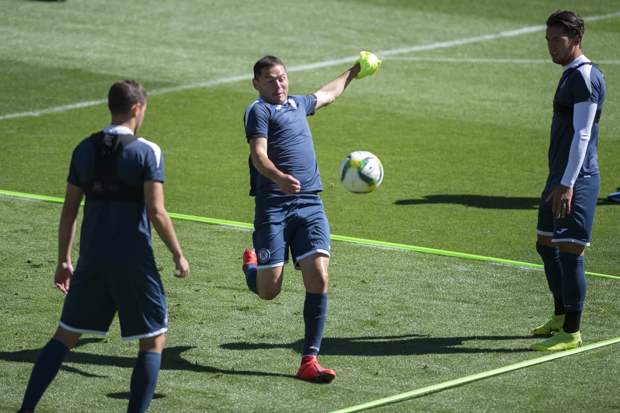 Cruz Azul, se´ptimo en el Clausura 2019, visitará a Monterrey con el reto de sumar para sostenerse en el grupo de Liguilla. Por eso, se entrena para ajustar detalles bajo la batuta de Pedro Caixinha y la mirada del presidente Ricardo Peláez.