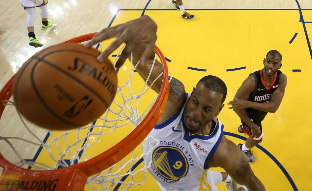 Luego de que se declaró que Kevin Durant estará ausente en el Juego 1 (y probablemente el segundo también) de las Finales, quien ocupará la posición de delantero bajo será el veterano y otrora MVP de Finales
<b>Andre Iguodala.</b> Es un jugador trascendental para los Golden State Warriors sobre todo con su experiencia y su defensiva. Aprovecha que sus compañeros reciben mayor atención defensiva para quedarse solo y ser un auténtico oportunista que vive de los parpadeos de los rivales. Tiene 35 años y es propenso a lesiones, sus mejores años han quedado atrás.