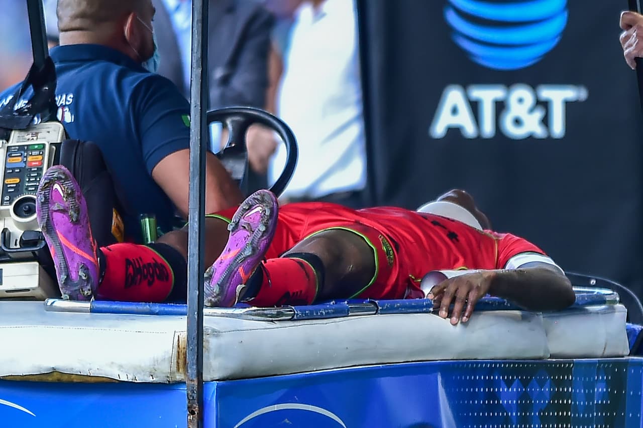 Fabián Castillo abandona el Estadio León con collarín y en camilla