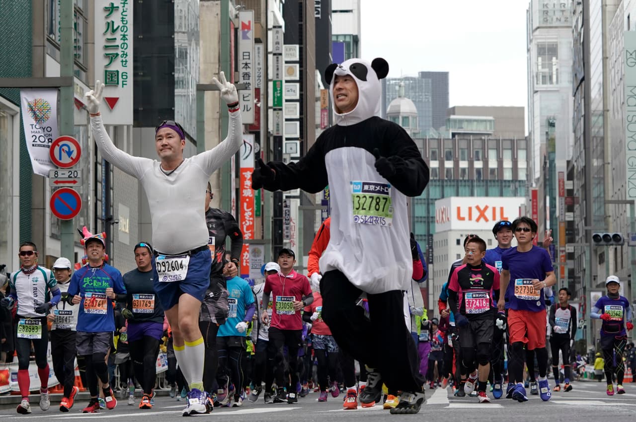 La Maratón de Tokio dio apertura a la temporada de las grandes carreras del atletismo mundial, en medio del colorido de algunos de sus participantes y sus curiosos atuendos.
