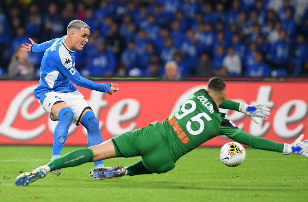 Disparo de José María Callejón que rechaza a un costado el portero del Atalanta. Pierluigi Gollini.