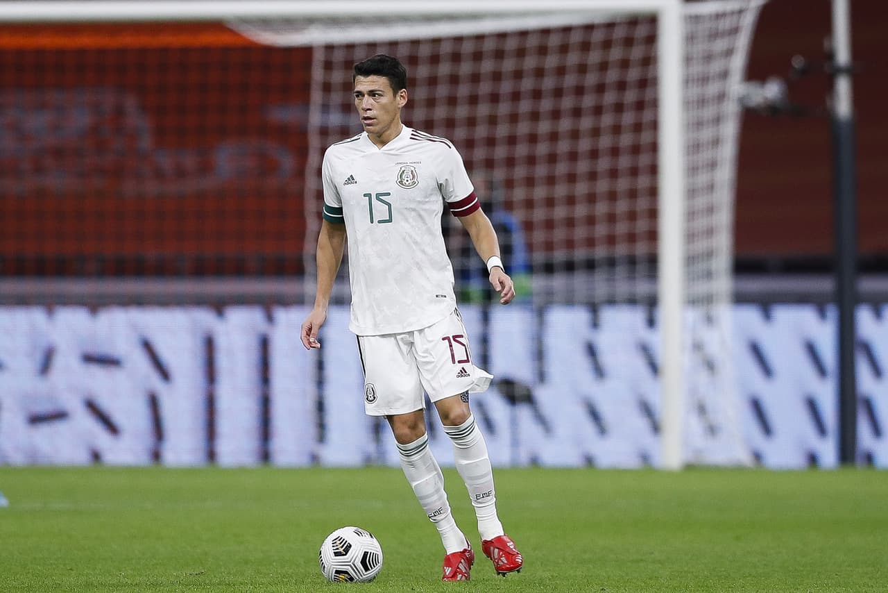 Moreno olvida protocolo sanitario y cambia playera con De Jong