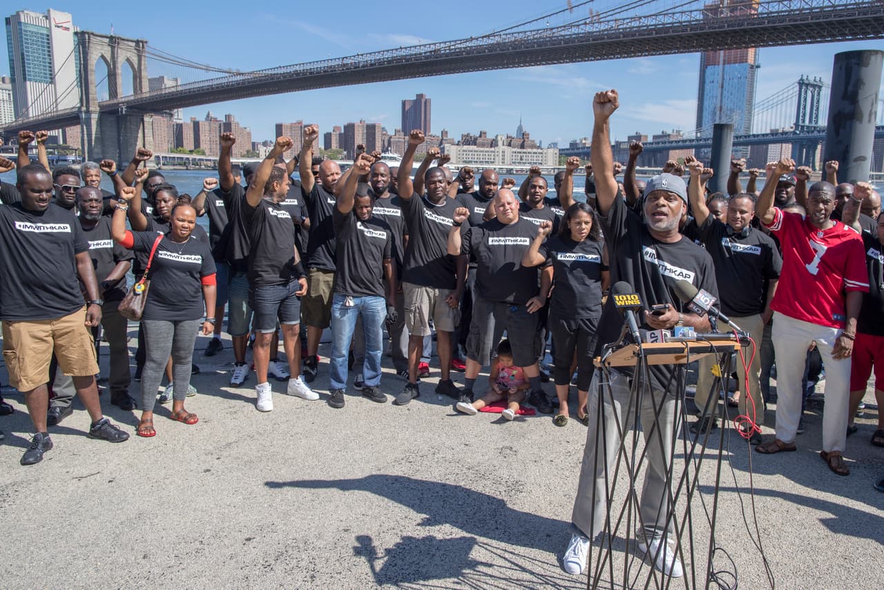 Policías activos y jubilados marchan en apoyo a Kaepernick