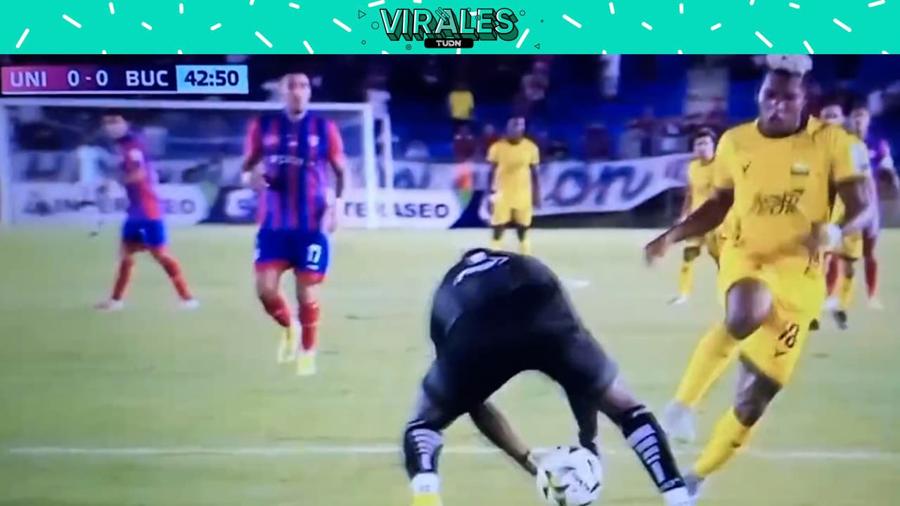 Video: ¡Doble falla increíble! Portero y delantero cometen un gran ‘oso’ en Colombia