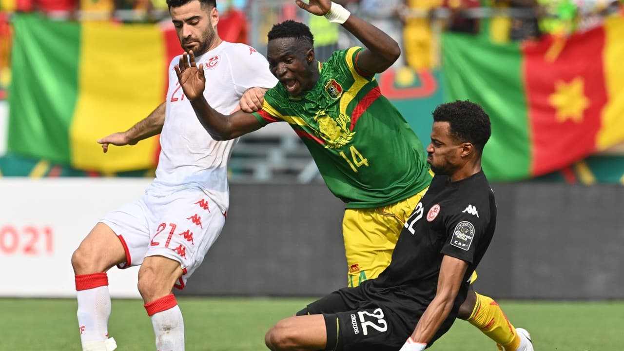 Árbitro pita dos veces el final del partido en la Copa Africana