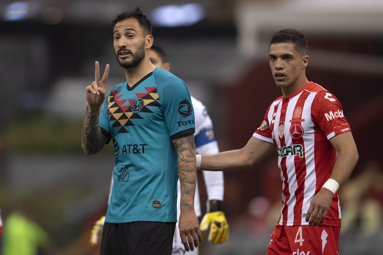 Emanuel Aguilera tuvo mucho trabajo en el centro del campo