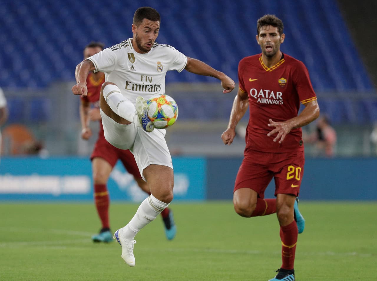 Eden Hazard controla el esférico ante la presión de Federico Fazio.