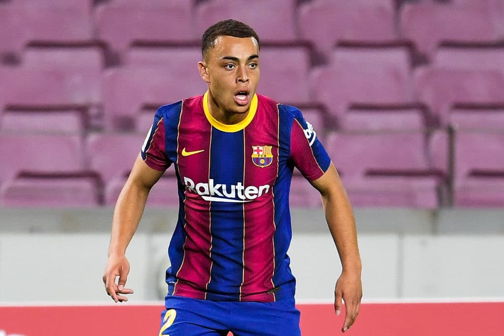 Sergiño Dest supera lesión y ya entrena con el Barcelona