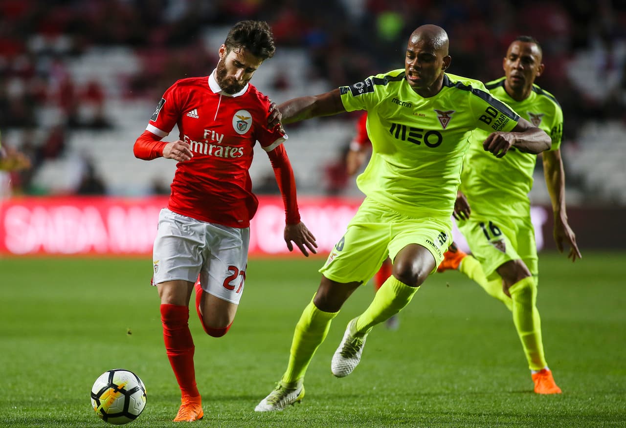 Con Jiménez en cancha, Benfica venció 2-0 al Aves y presiona al Porto por el liderato en Portugal