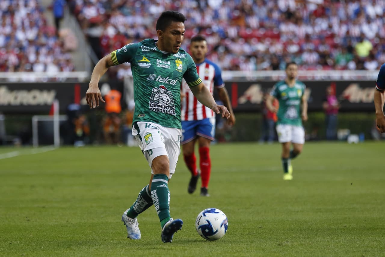 Chivas recupera el buen momento tras vencer con autoridad 2-0 a León y apunta al Clásico Tapatío ante Atlas.