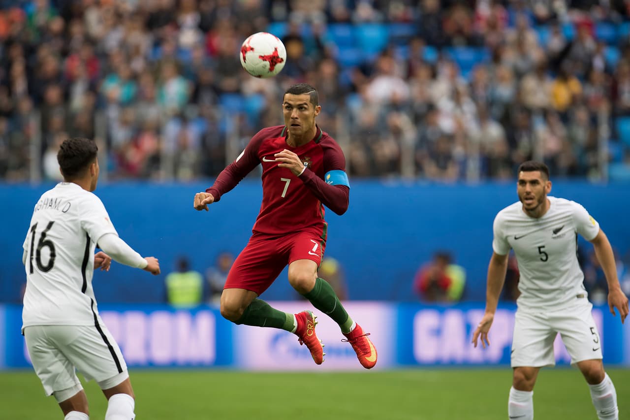 Sin embargo, Portugal comenzó a responder y el primer aviso fue de Cristiano Ronaldo de cabeza, balón que se estrelló en el horizontal.