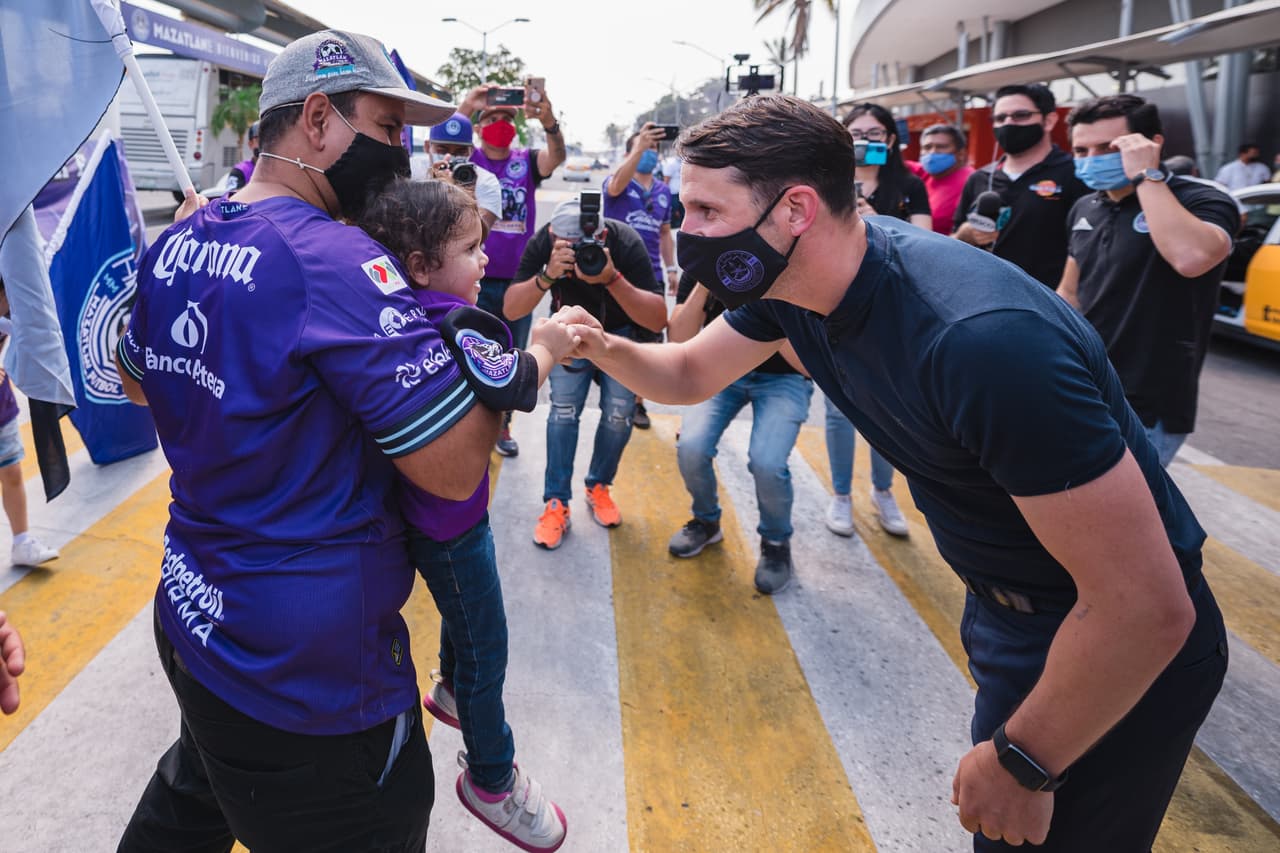 La afición de Mazatlán le da una cálida bienvenida a el nuevo entrenador de sus filas, Beñat San José.
