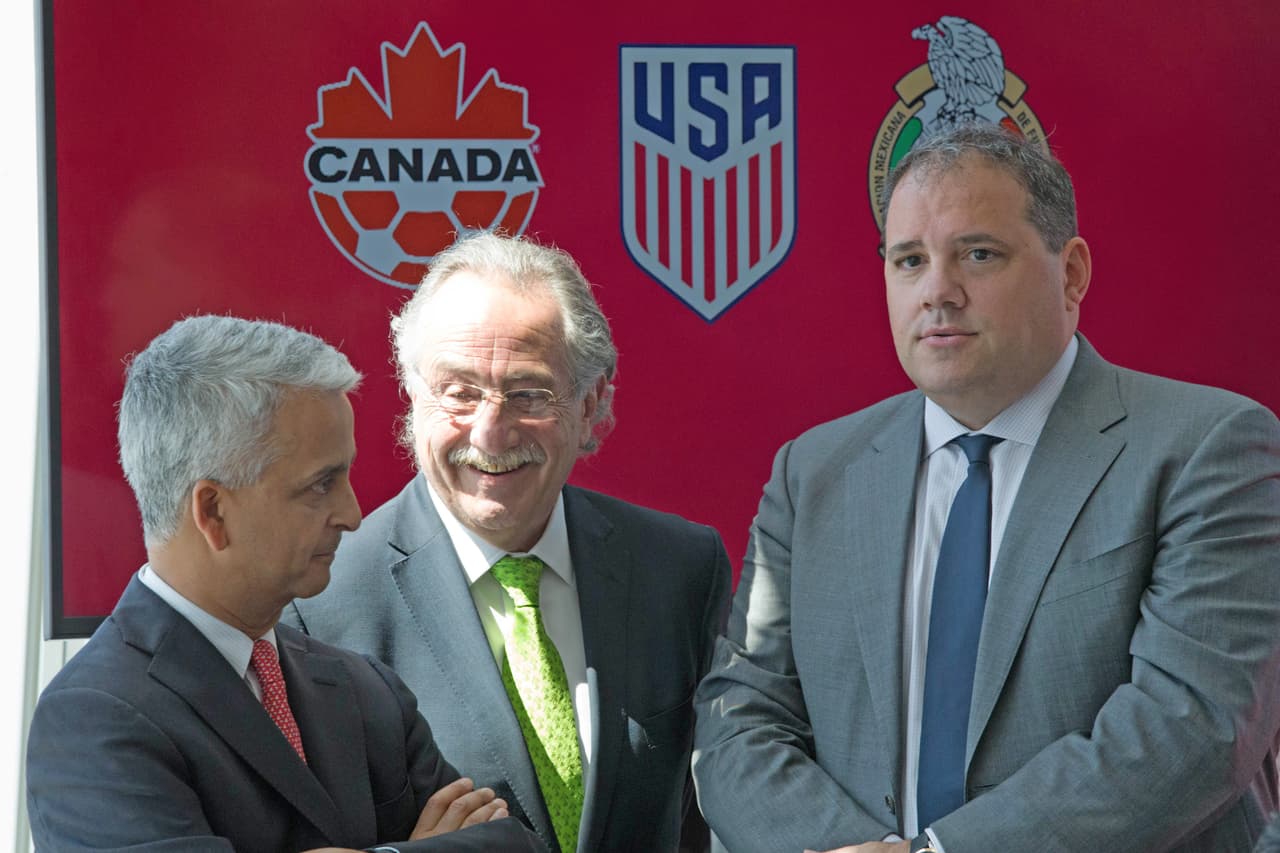 De izquierda a derecha: Sunil Gulati, presidente de USA Soccer y vicepresidente de la FIFA, Decio de Maria, presidente de la Federación Mexicana de Fútbol y Victor Montaglini, presidente de la Canadian Soccer Association y de la Concacaf.