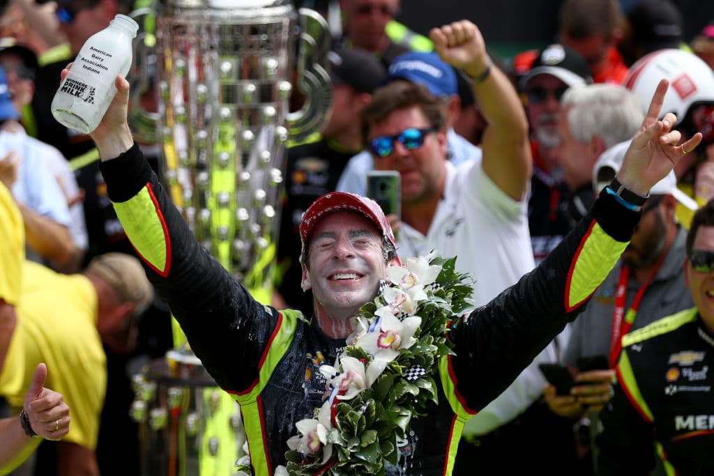 El francés Simon Pagenaud lideró en 116 de las 200 vueltas para coronarse campeón de la edición 108 de la carrera que corresponde a la IndyCar Series. Pagenaud es el primer francés desde que lo hiciera Rene Thomas en 1914. En Indianapolis se registran cinco ganadores franceses, aunque Gil de Ferran en 2003 y Gaston Chevrolet en 1920, aunque nacieron en Francia, se les tiene tomados en cuenta como de otras nacionalidades. Estas son las mejores imágenes de la carrera y los festejos de Pagenaud del equipo de Roger Penske.