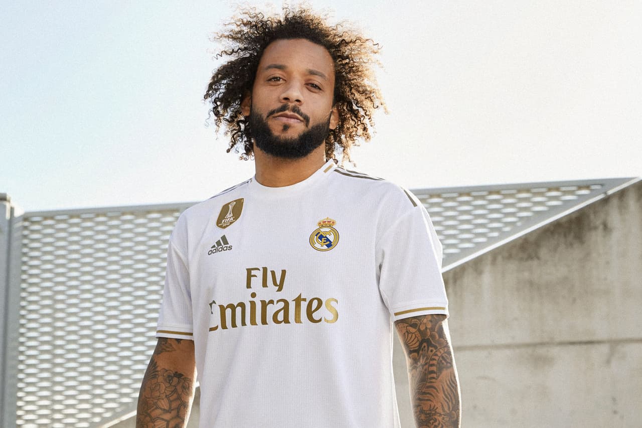 Ya es oficial: el Real Madrid vuelve a combinar su blanco tradicional con los detalles dorados como aquella playera de la temporada 2011/12. Este jersey, muy sencillo, fue presentado por los jugadores del primer equipo en las redes sociales del club.