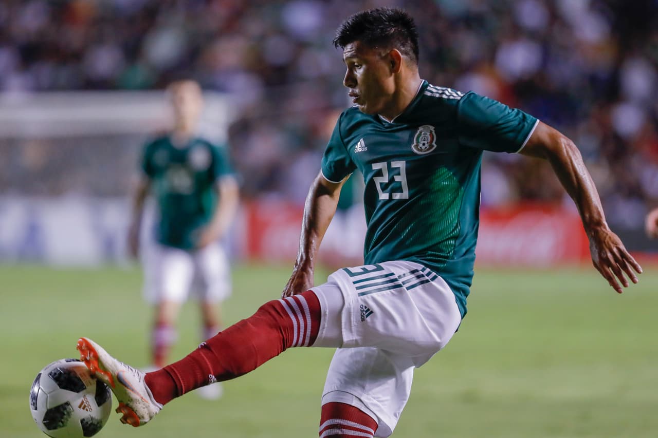 <b>Jesús Gallardo (6)</b>: Maniatado y sumamente amarrado atrás. Sus condiciones ofensivas no aparecieron por el peligro chileno.